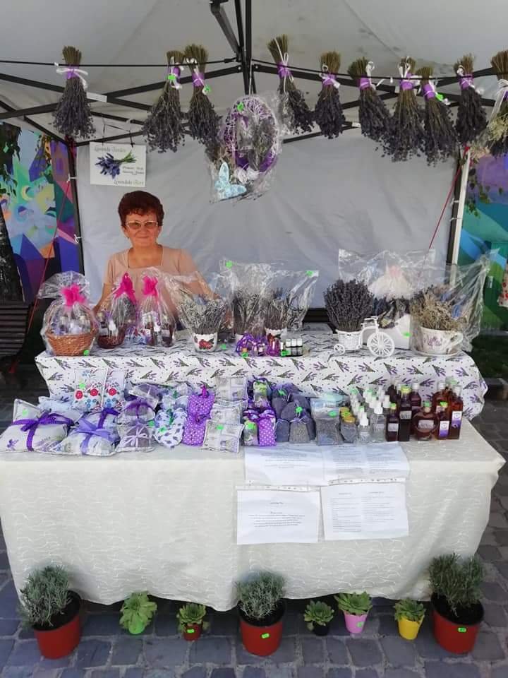 Király Erzsébet kézműves vásárban portékáival •  Fotó: Facebook/Király Erzsébet