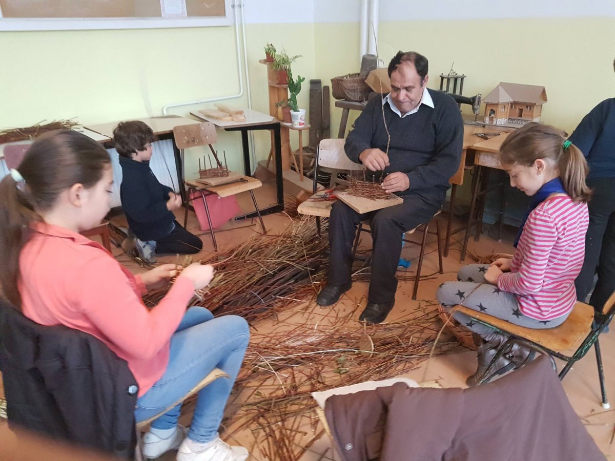 Feleségével és unokáival évente sok kisiskolást tanít meg a kosárfonás fortélyaira •  Fotó: Facebook/Ráduly János