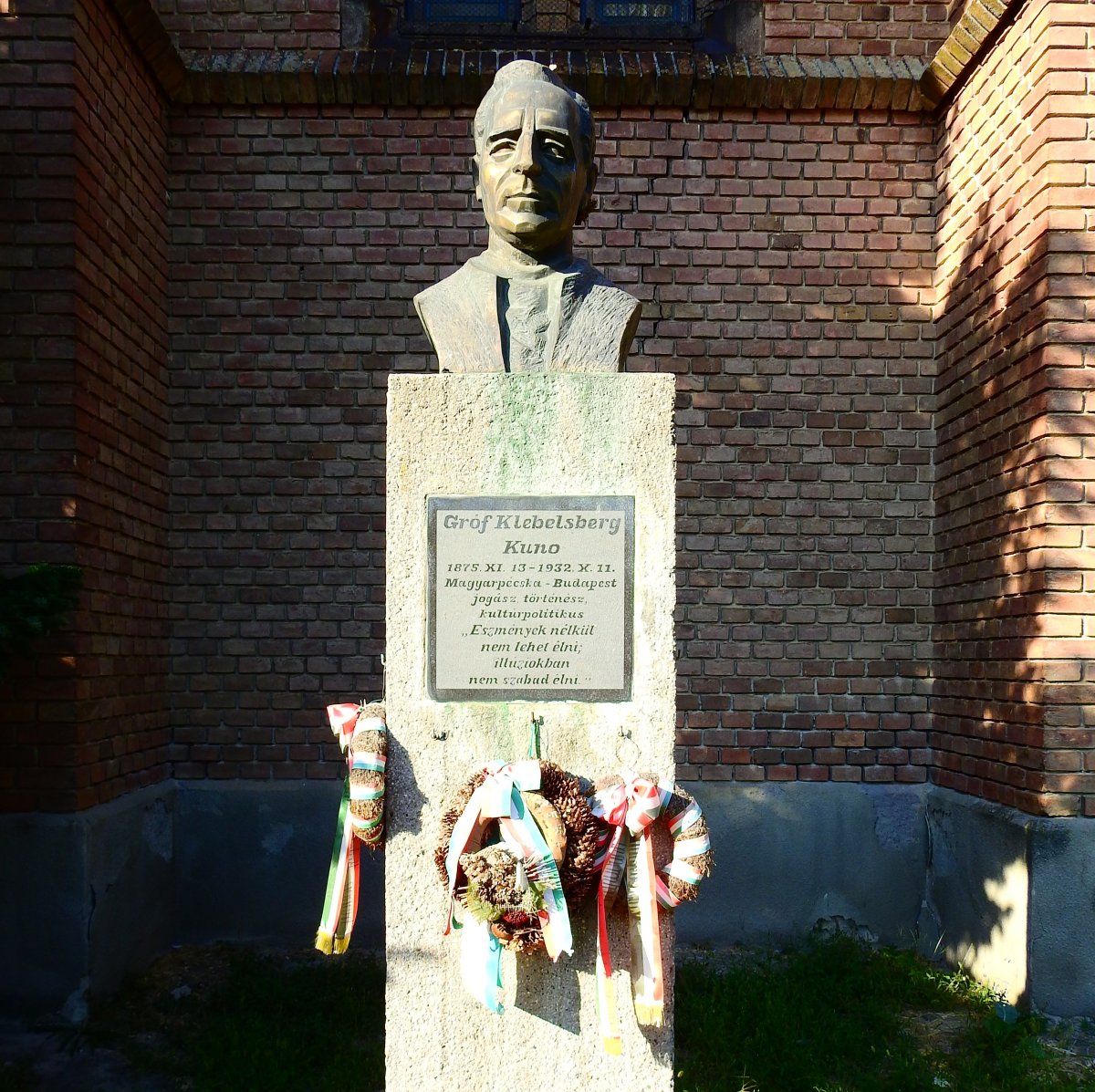Klebelsberg Kuno kultúrpolitikus szobra a templom tövében •  Fotó: Makkay József