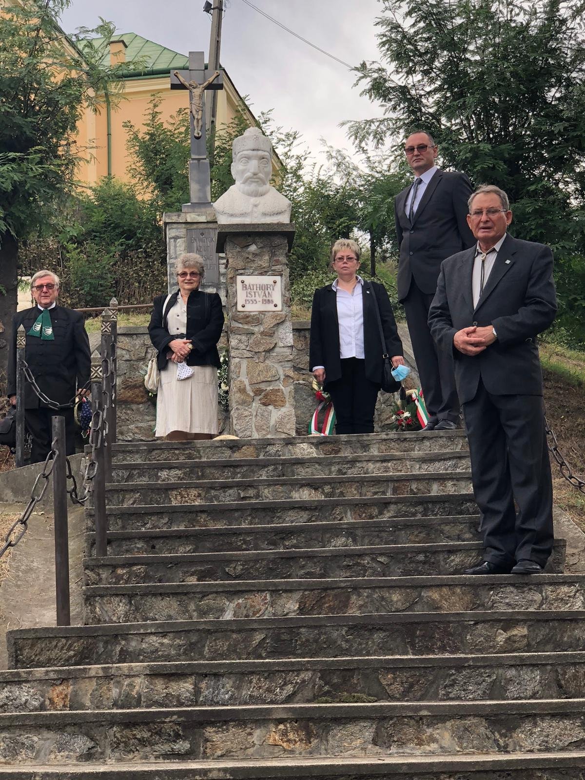 A Báthory Napok lezárásaként minden évben megkoszorúzzák a fejedelem és király mellszobrát •  Fotó: Nánó Csaba