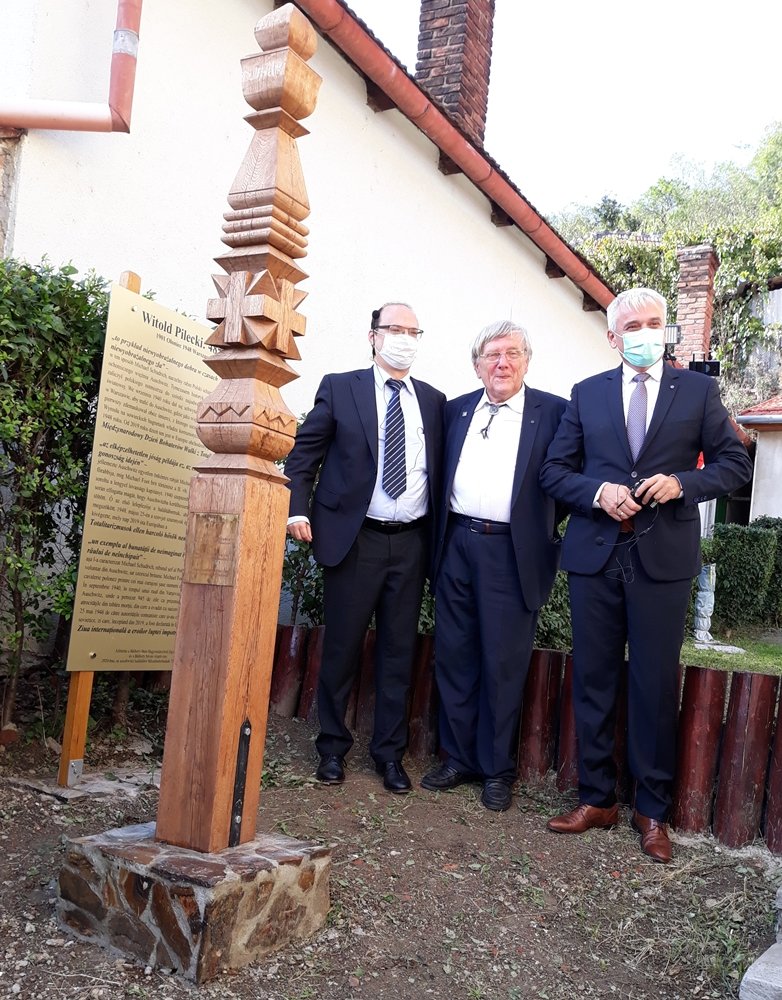 A tavaly Jerzy Popiełuszko emlékére állított kopjafa mellé idén emléktáblát avattak Witold Pileckinek •  Fotó: Nánó Csaba