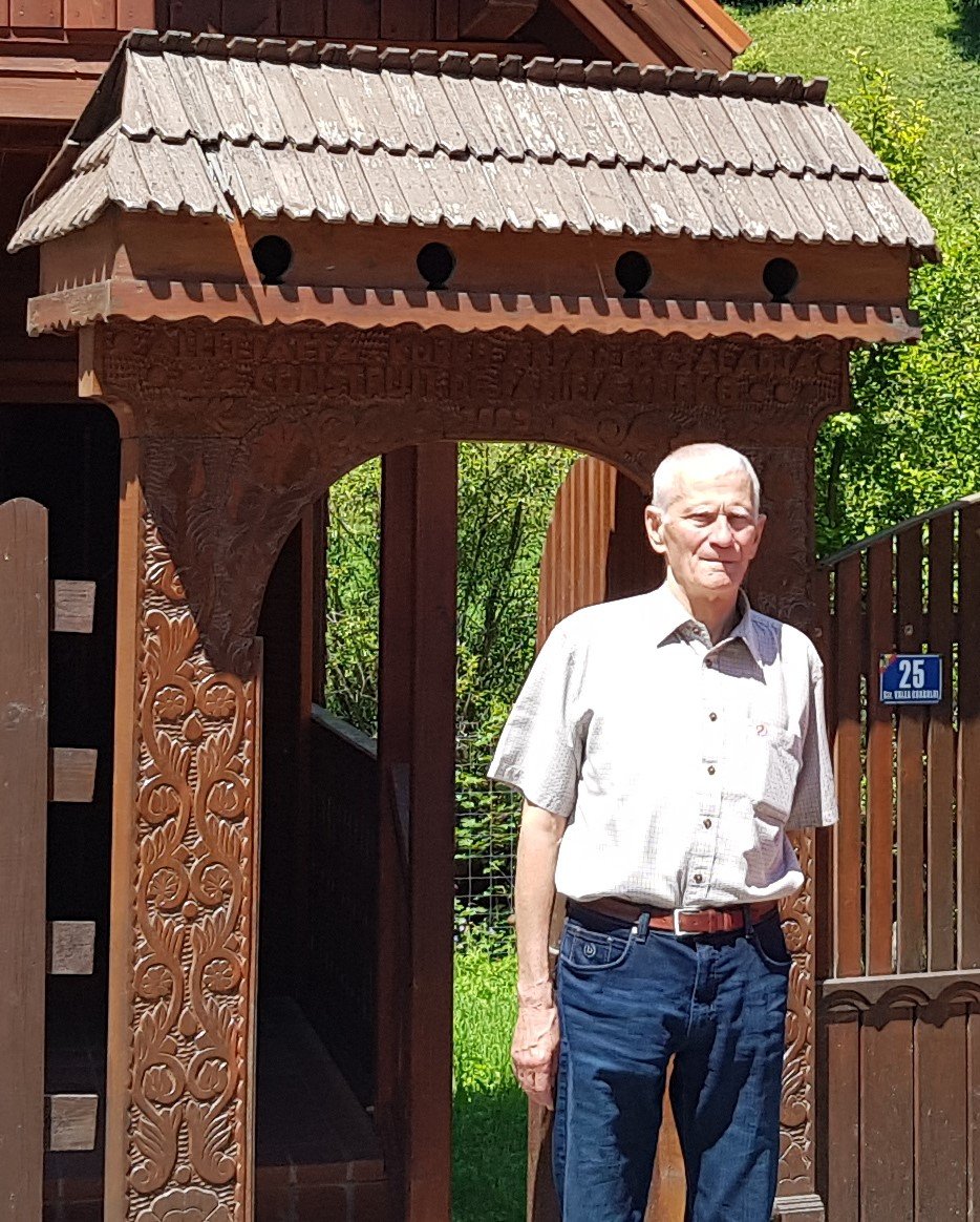 Kurkó Árpád nagyvállalkozó kisebbik székelykapuja előtt &bullet;  Fotó: Szucher Ervin