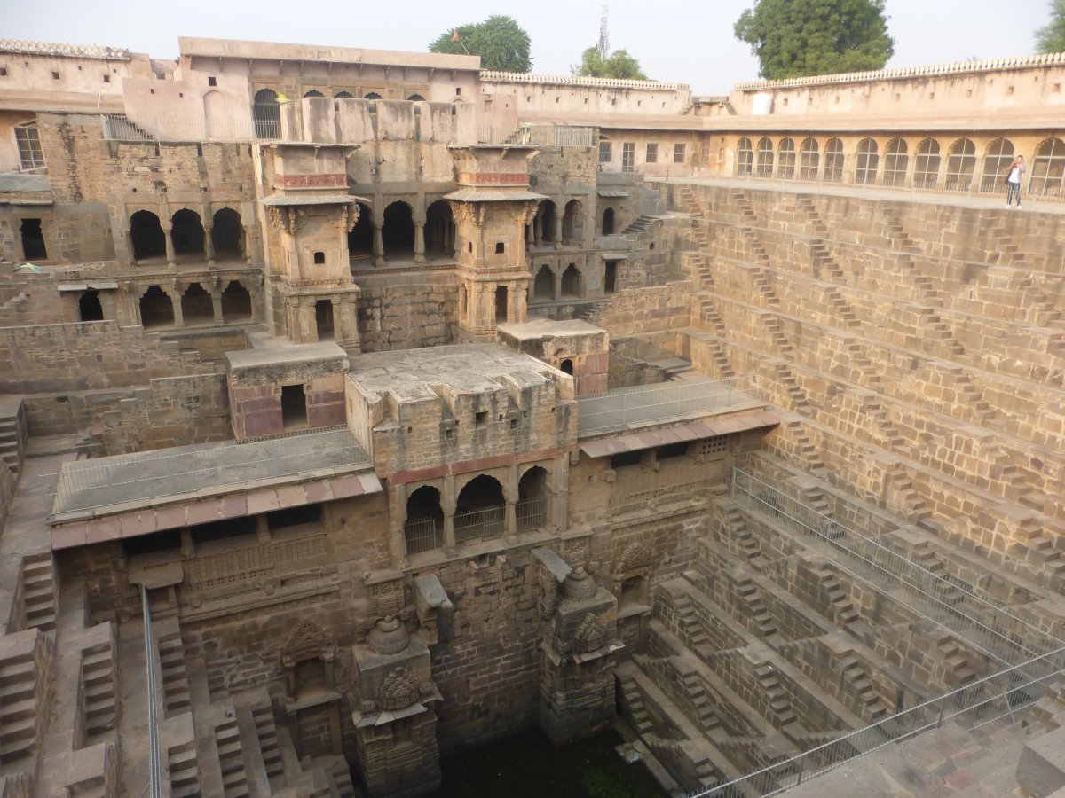 Abhaneriben a 13 emeletnyi mélységű lépéskút • Fotó: Csermák Judit