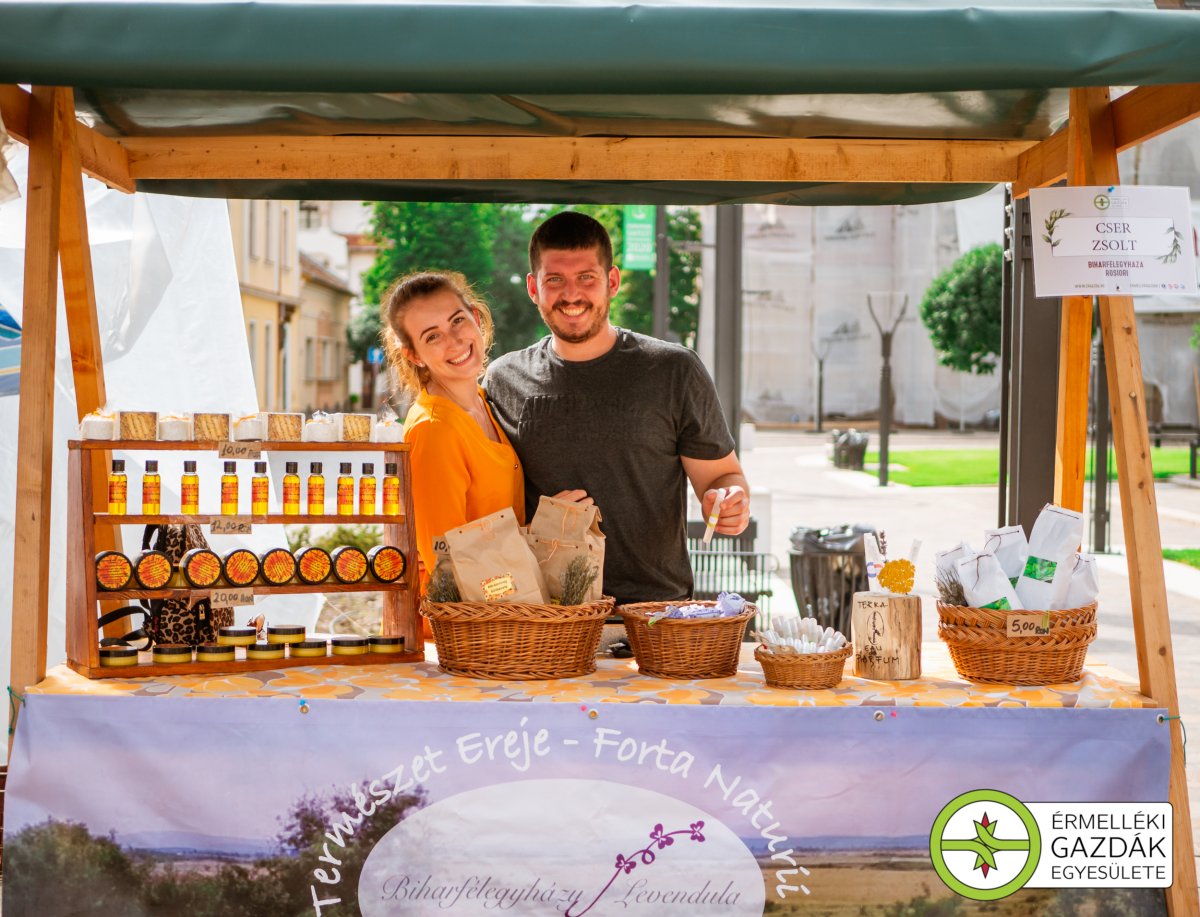 Levendulatermékeket kínáló fiatal pár. Fiatalok körében egyre több az érdeklődő •  Fotó: Érmelléki Gazdák Egyesülete