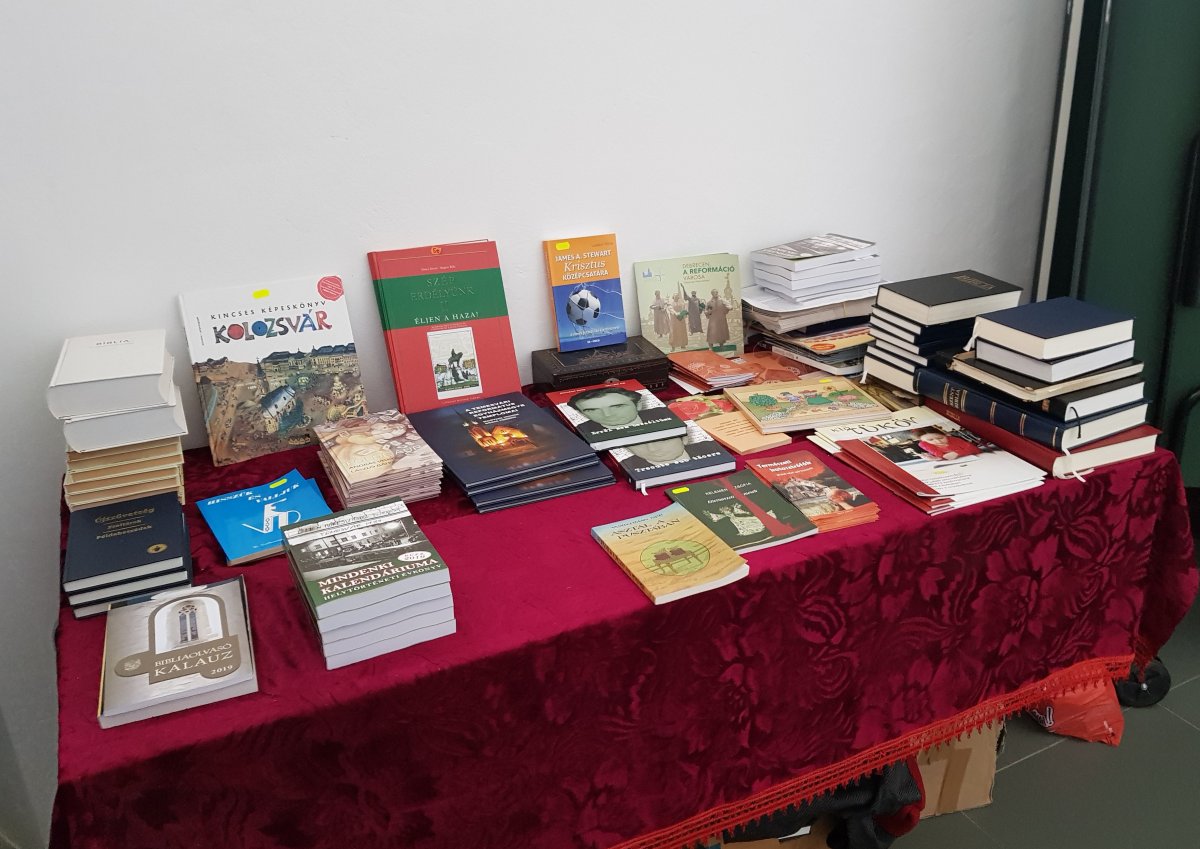 Magyar könyvek a templom előterében &bullet;  Fotó: Makkay József