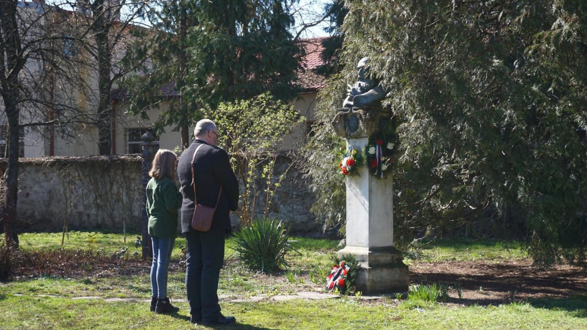 Március 15-ei szabadtéri rendezvény Nagybányán a Petőﬁ -program ösztöndíjasának szervezésével &bullet;  Fotó: petofiprogram.hu