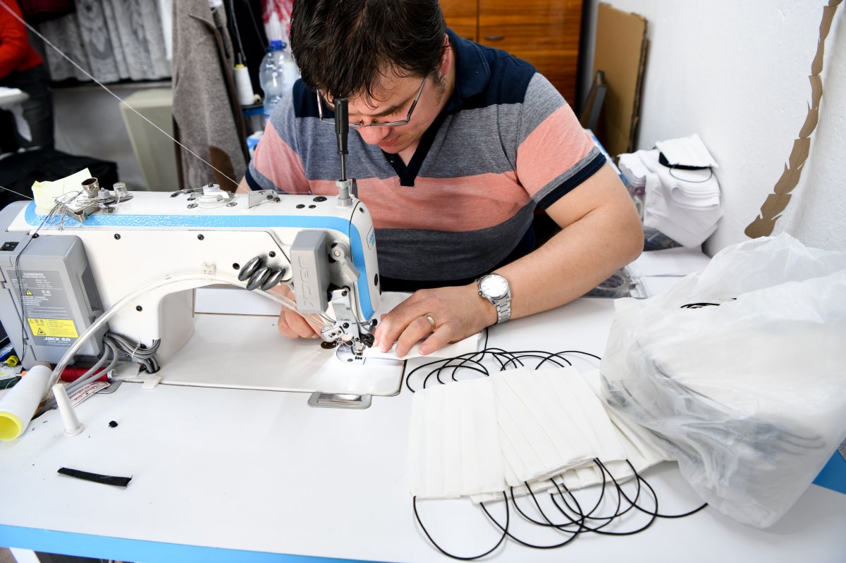 Egészségügyi védőmaszkokat varrnak a Harag György Társulat tagjai • Fotó: Harag György Társulat