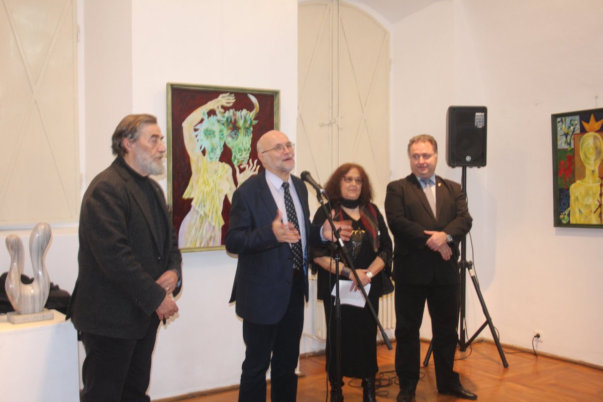 Lucian Nastasă-Kovács múzeumigazgató (középen) elmondta, örömmel ad otthont a BMC-s művészek tárlatának &bullet;  Fotó: Horváth László