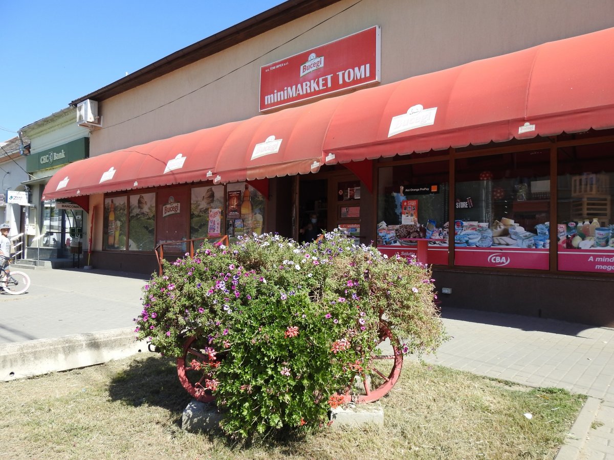 A főutcára nyíló élelmiszerbolt Pécskán &bullet;  Fotó: Makkay József