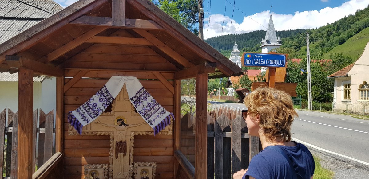 A főút mentén fekvő falu ortodox jelképei &bullet;  Fotó: Szucher Ervin