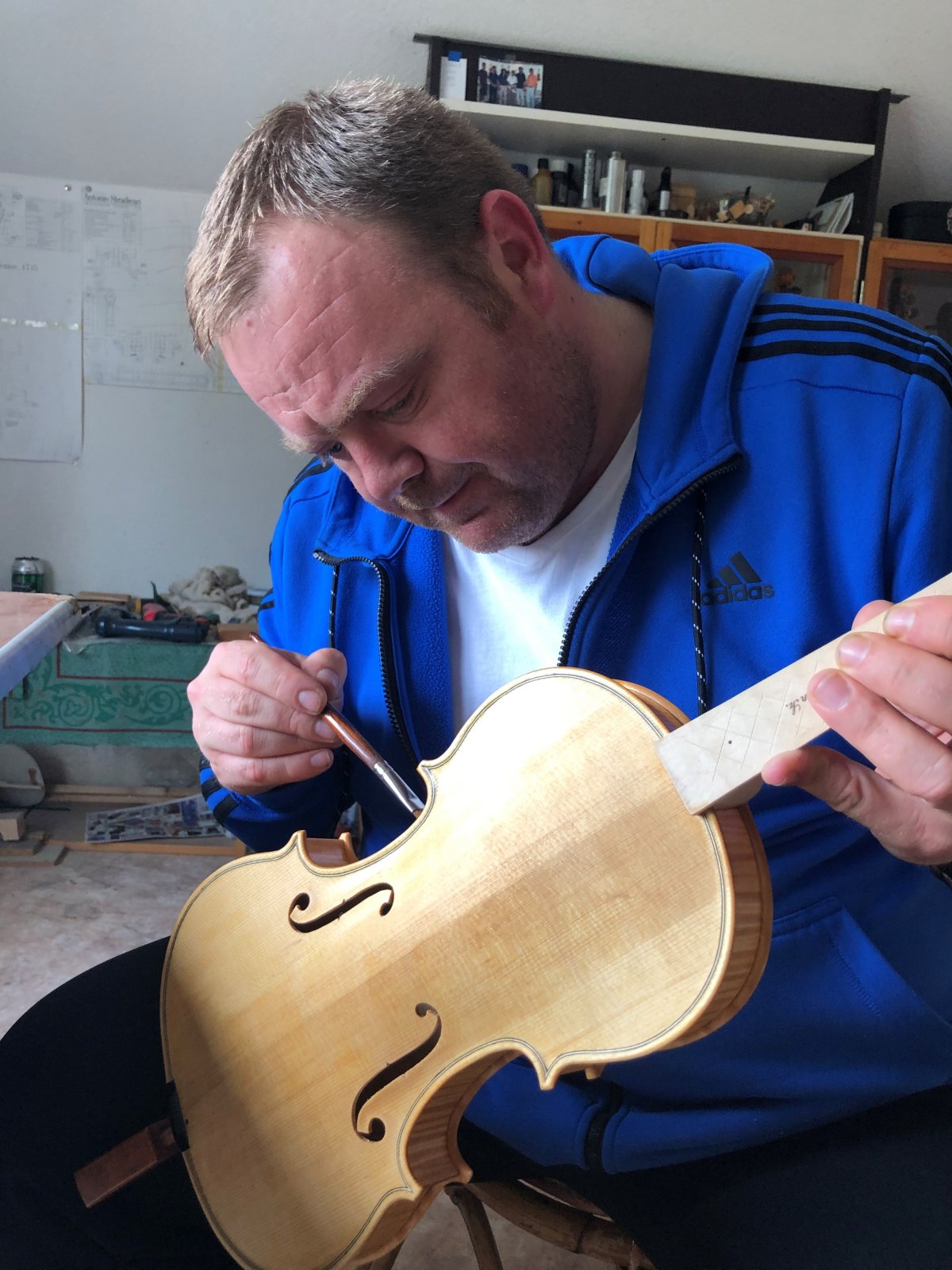 A lakkozásnál minden mesternek van saját eljárása •  Fotó: Csermák Zoltán