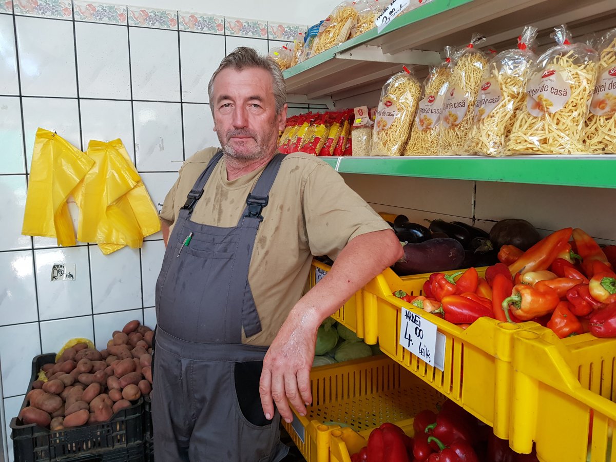 Pálﬁ  Andor kolozsvári zöldségkereskedő szerint teljesen át fog rendeződni a zöldségpiac is &bullet;  Fotó: Makkay József