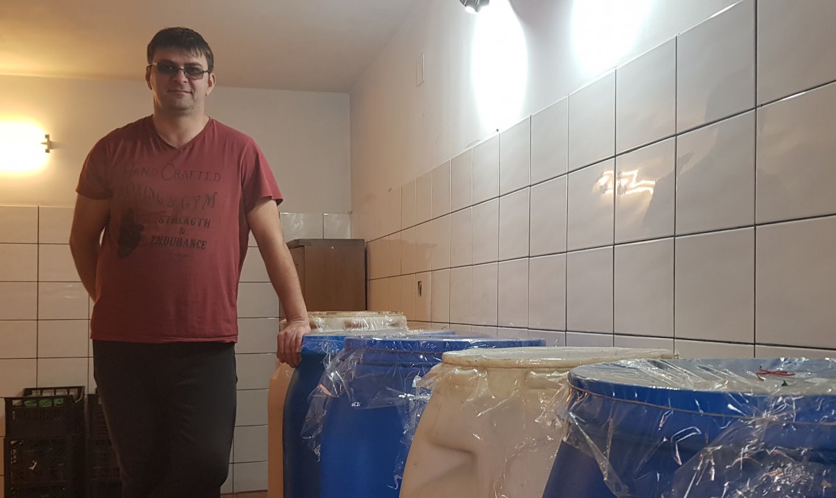 Papp Levente a kisüzemi hordók között. A készletek nagyobb részét interneten adták el &bullet;  Fotó: Makkay József