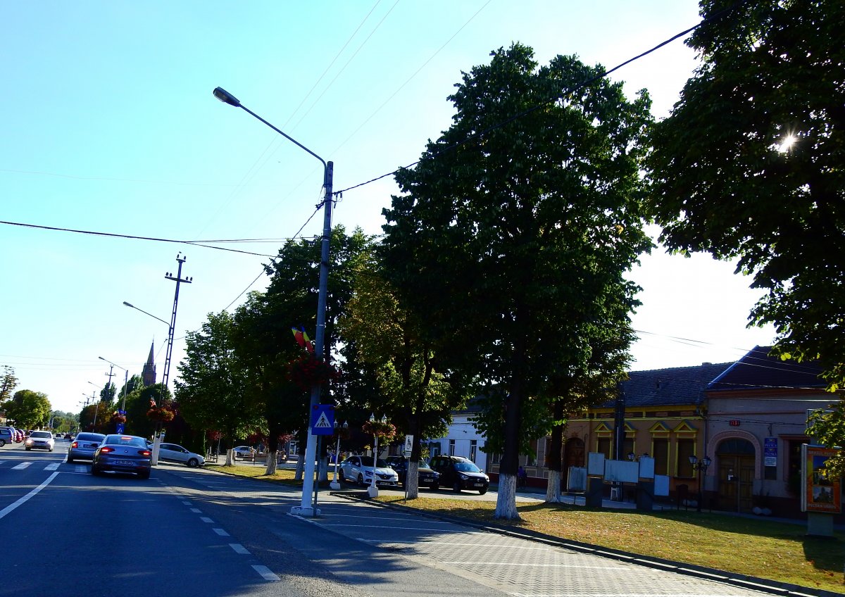 Pécskai utcarészlet. A korszerűsödő kisvárosba egyre több uniós pénz érkezik •  Fotó: Makkay József