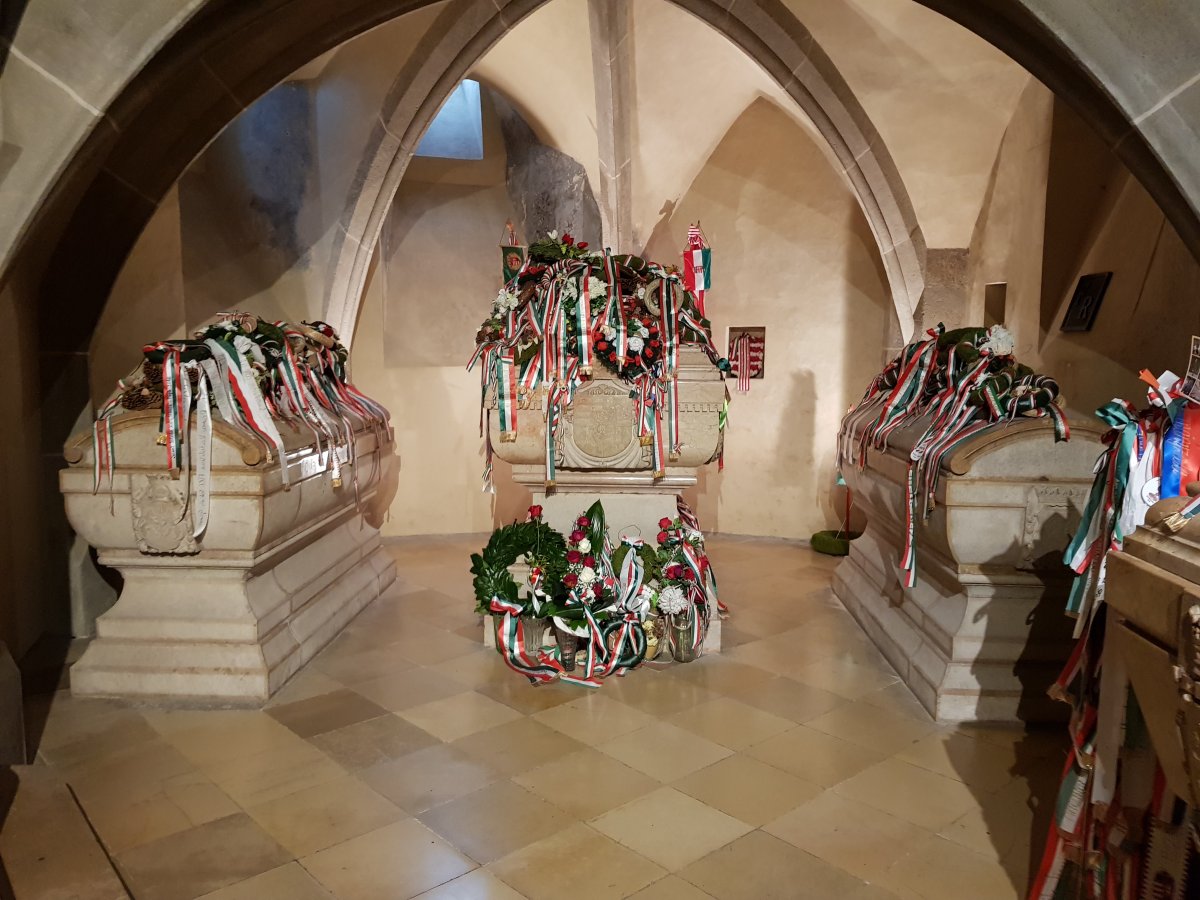 II. Rákóczi Ferenc hamvai (középen) Kassán, a Szent Erzsébet-székesegyházban &bullet;  Fotó: Makkay József