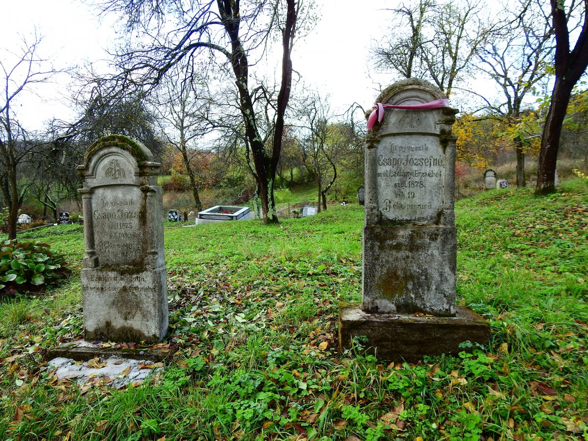20. század eleji sírkövek &bullet;  Fotó: Makkay József