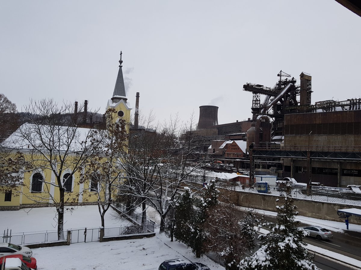 Kilátás a református papilak ablakából. A szomszédos evangélikus templom volt a reformátusok első gyülekezeti helye &bullet;  Fotó: Makkay József