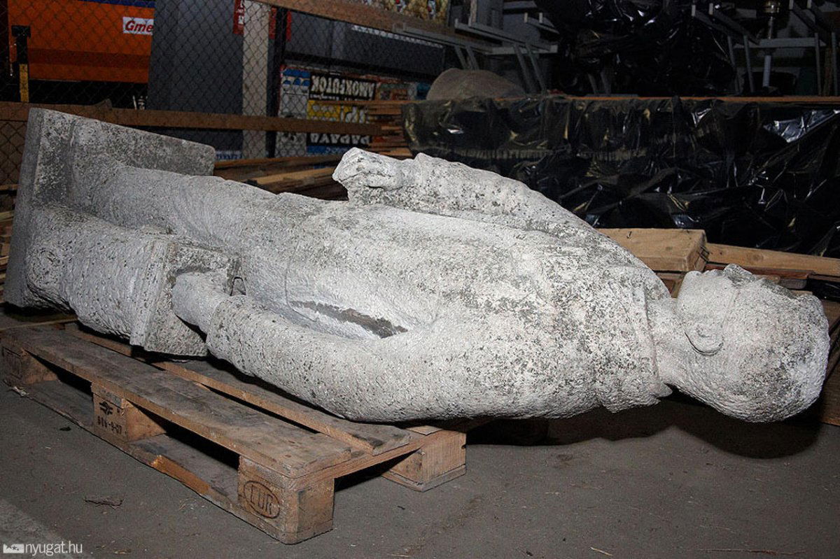 Ságvári Endre eltávolított szombathelyi szobra egy raktárban. Lassan halad a nagytakarítás &bullet;  Fotó: Wikipédia