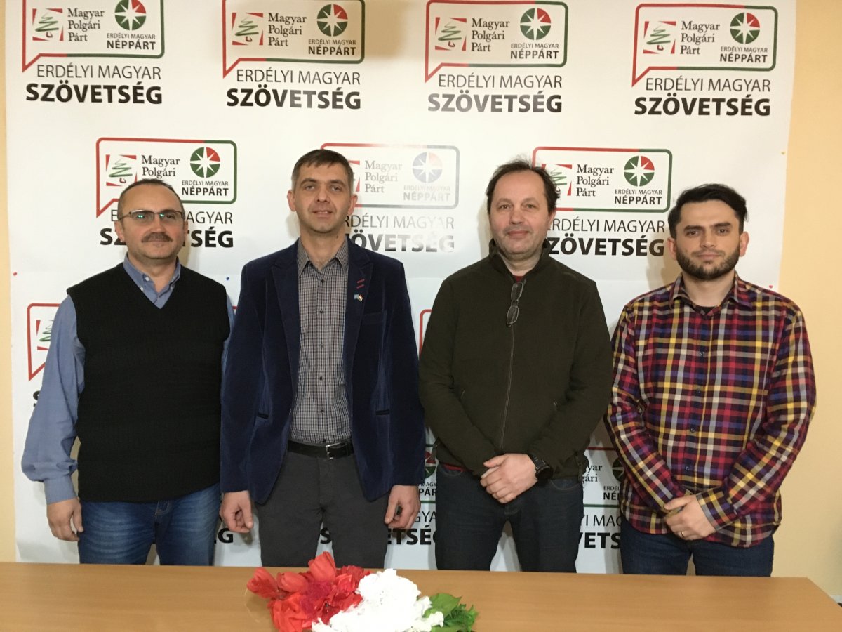 A két párt választási előkészületeit irányító csapat Szatmár megyei tagjai •  Fotó: Erdélyi Magyar Néppárt sajtóirodája