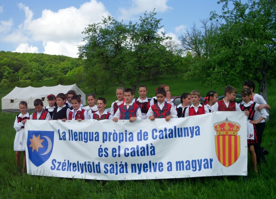 Katalán-székely összefogás. Ahhoz, hogy az aláírásgyűjtés működjék, mindenhol rendszeresen jelen kell lenni &bullet;  Fotó: SZNT
