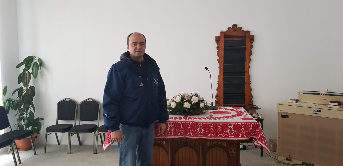 Szilágyi Róbert lelkész a képgalériából átalakított gyülekezeti házban. Igyekszik összefogni a helyi magyarokat a dési református egyházközség lelkésze &bullet;  Fotó: Makkay József