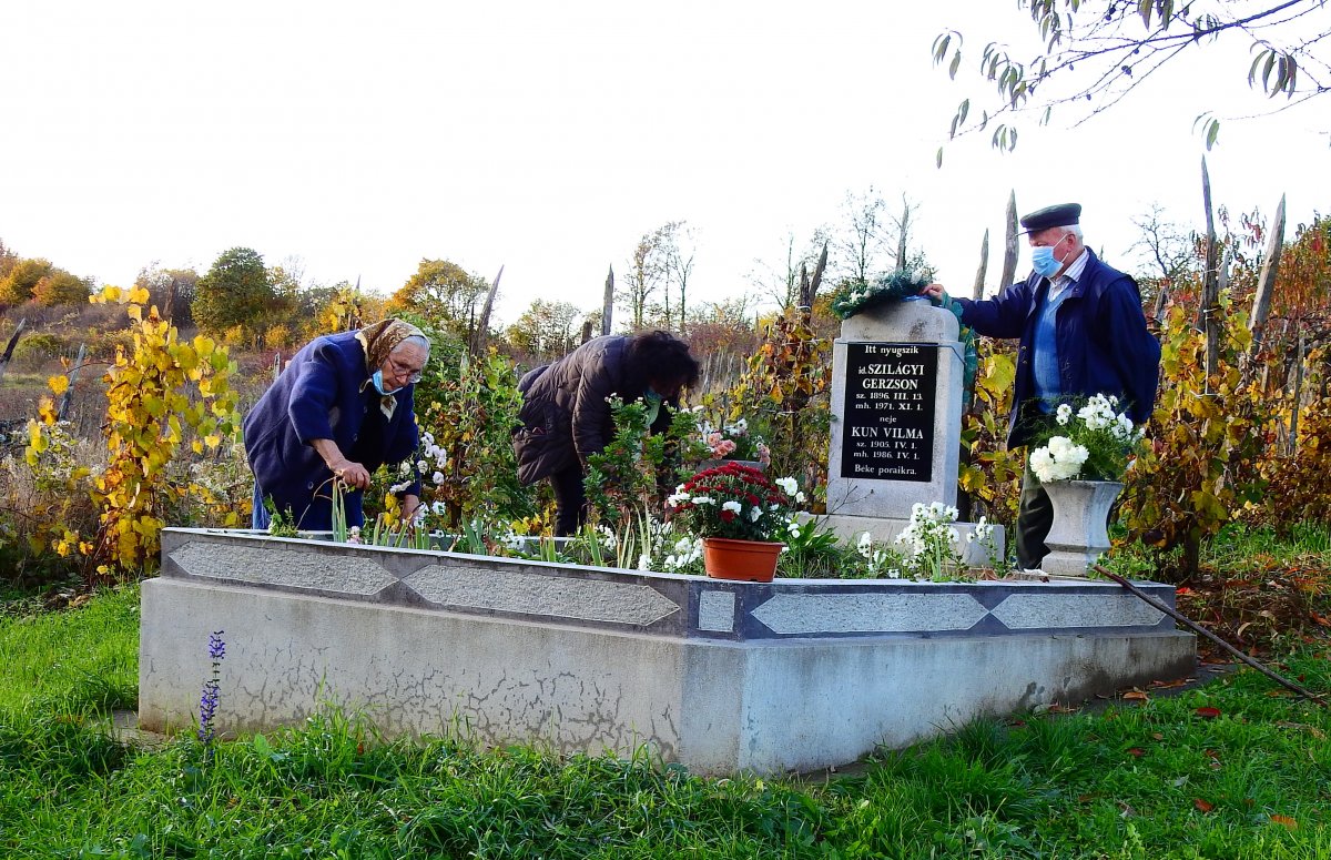 A kötődés és elengedés, a fájdalom és vigasztalás, a halál és (örök)élet kapujában csendesedünk el &bullet;  Fotó: Makkay József