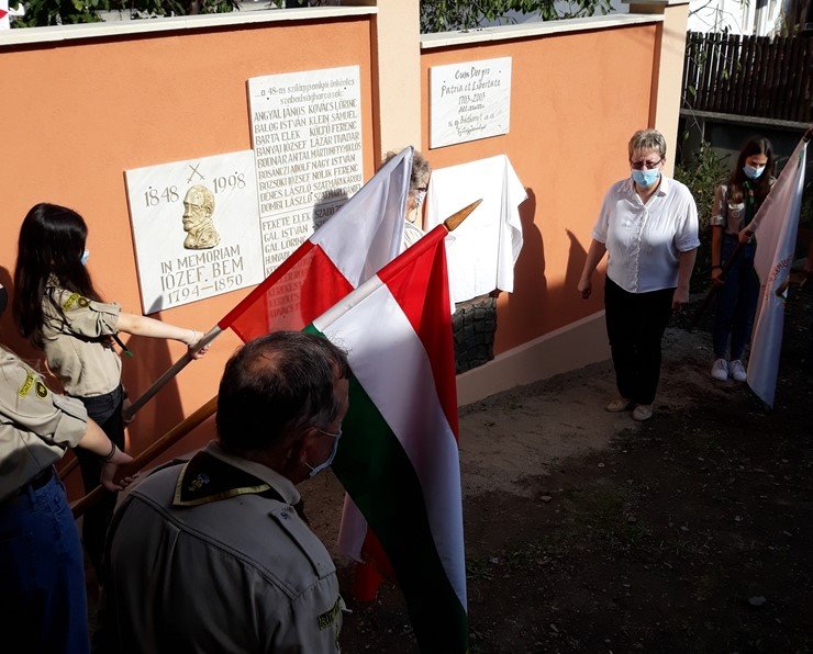 Az újonnan létrehozott emlékfal. Nyiszli Miklós orvos tiszteletére táblát avattak a szilágysomlyóiak • Fotó: Nánó Csaba