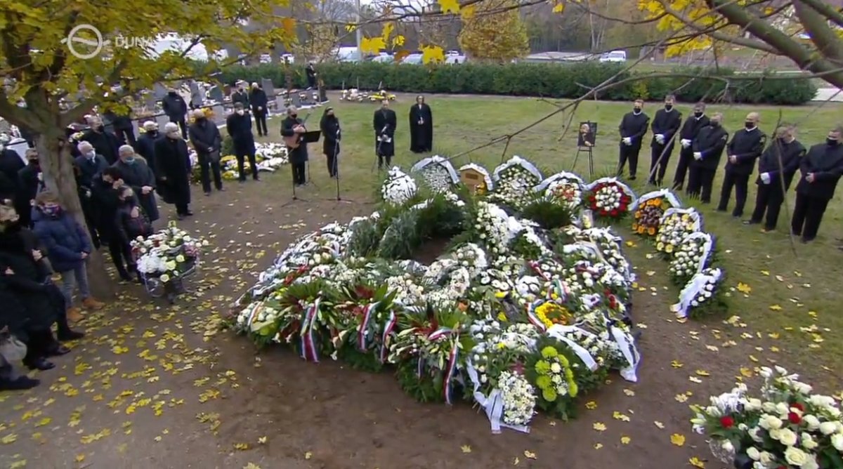 Végtisztesség tevő gyülekezet. Szőcs Géza temetése a piliscsabai temetőben •  Fotó: MTI