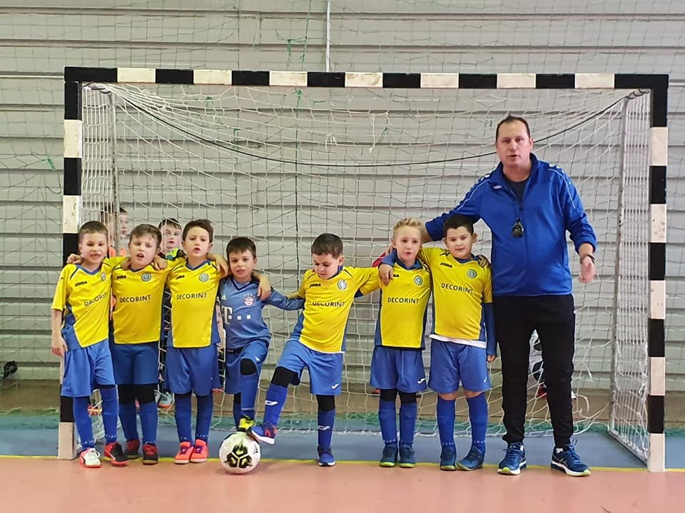 Tatár Tamás edző a Juniorul Klub egyik kiscsapatával • Fotó: Juniorul fociiskola