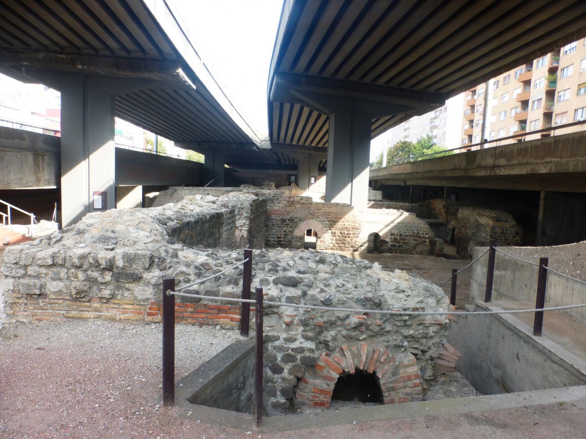 A légiótábor legnagyobb összefüggő maradványa a Thermae Maiores, azaz a nagyfürdő romjai felett az Árpád-hídra le- és felhajtó utak kanyarodnak &bullet;  Fotó: Csermák Judit