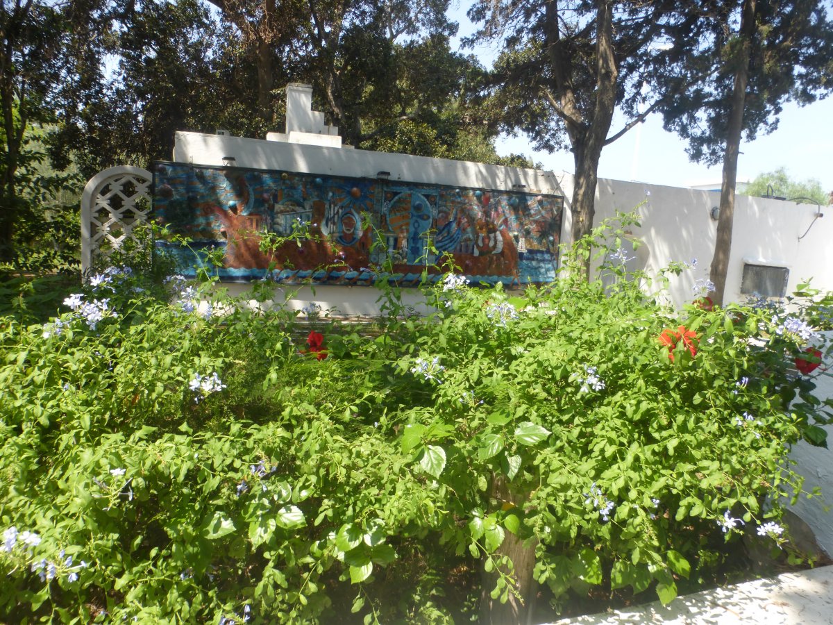 A világ legnagyobb lakk freskója a kert bejáratánál &bullet;  Fotó: Csermák Judit