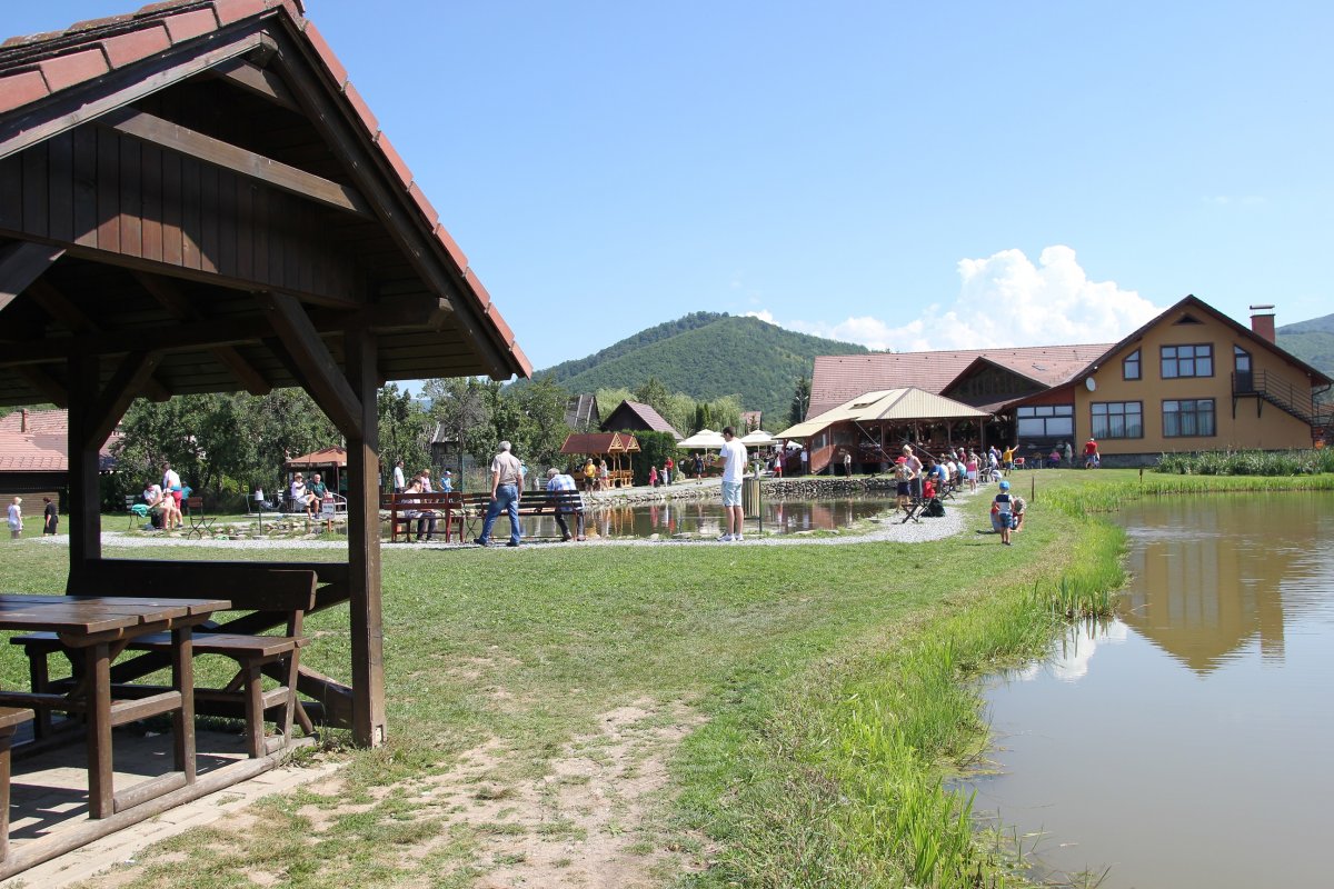 Rálátás a messze földön híres vármezei pisztrángtelepre háttérben a 2009-ben megnyílt halászcsárdával &bullet;  Fotó: Jakab Mónika