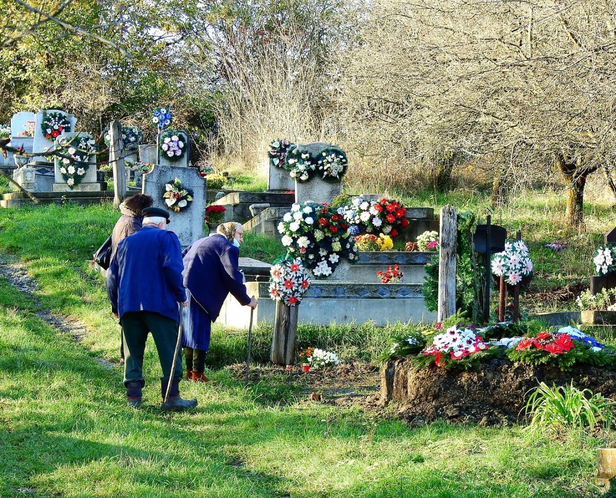 Egy szilágysági falu temetője világítás napján &bullet;  Fotó: Makkay József