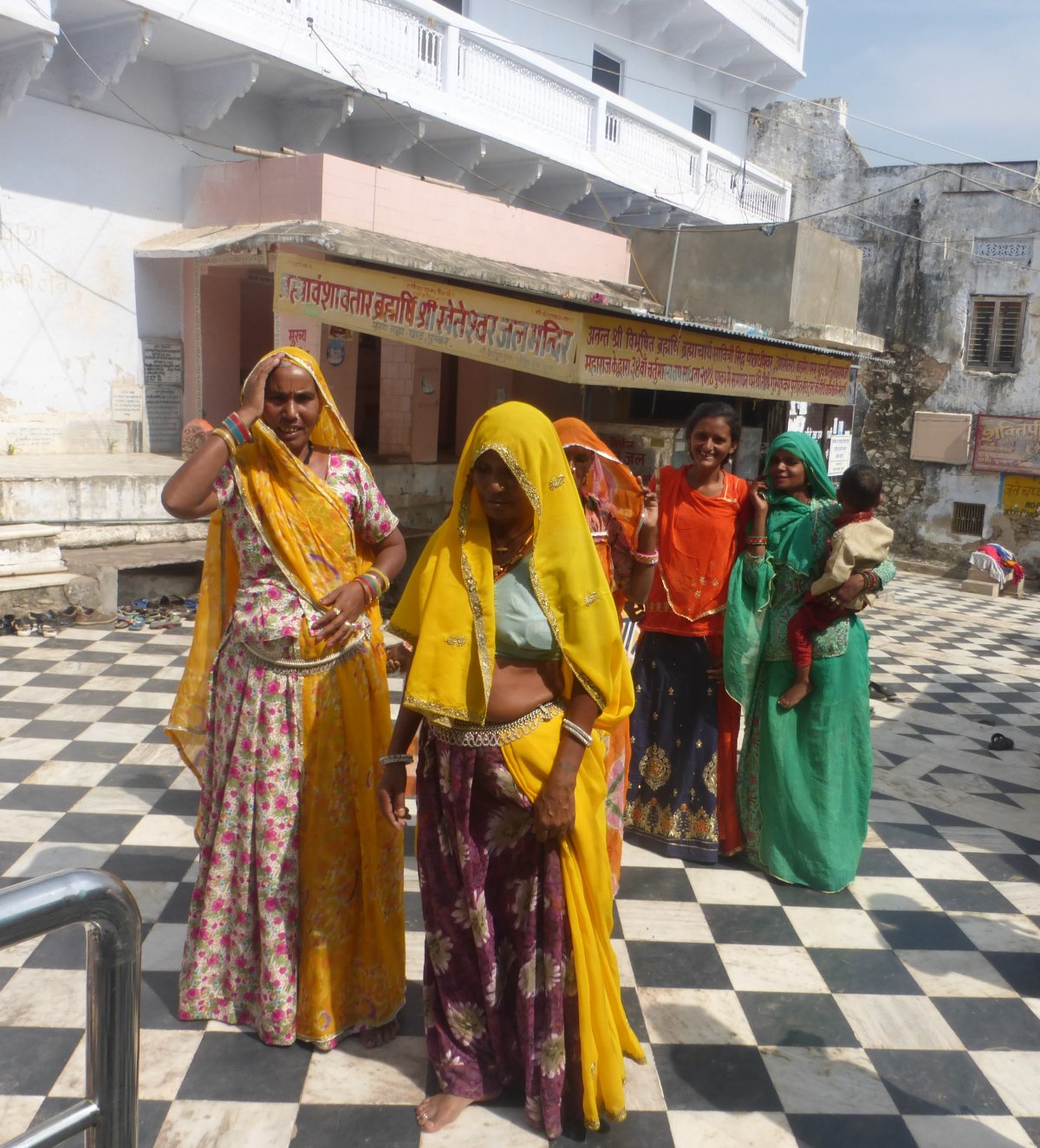 Zarándokok a Puskhar-tónál. Ötszáz templom fogadja az ide érkezőket •  Fotó: Csermák Judit