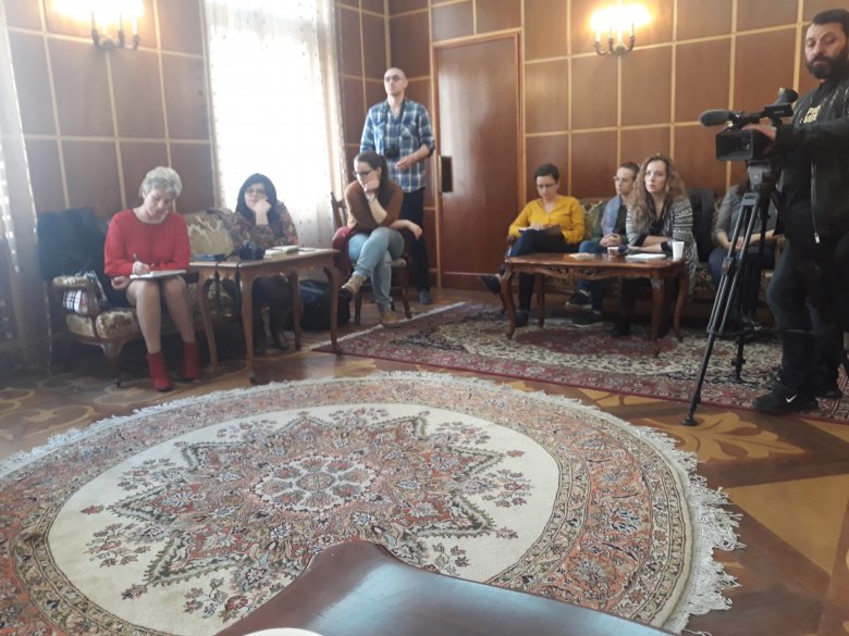A Maros megyei prefektúra protokolltermében lévő nyolcágú csillagos szőnyeg •  Fotó: Szucher Ervin