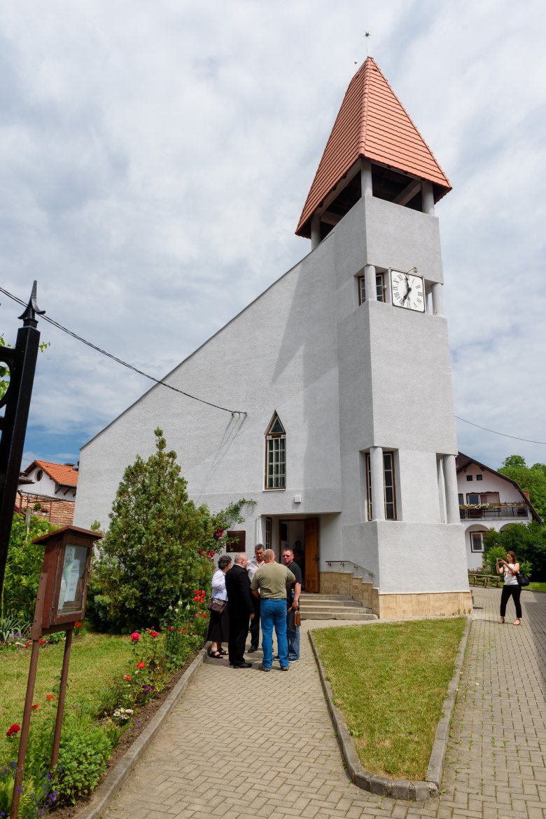 A modern vonalvezetésű kisbácsi református templom •  Fotó: Kiss Gábor