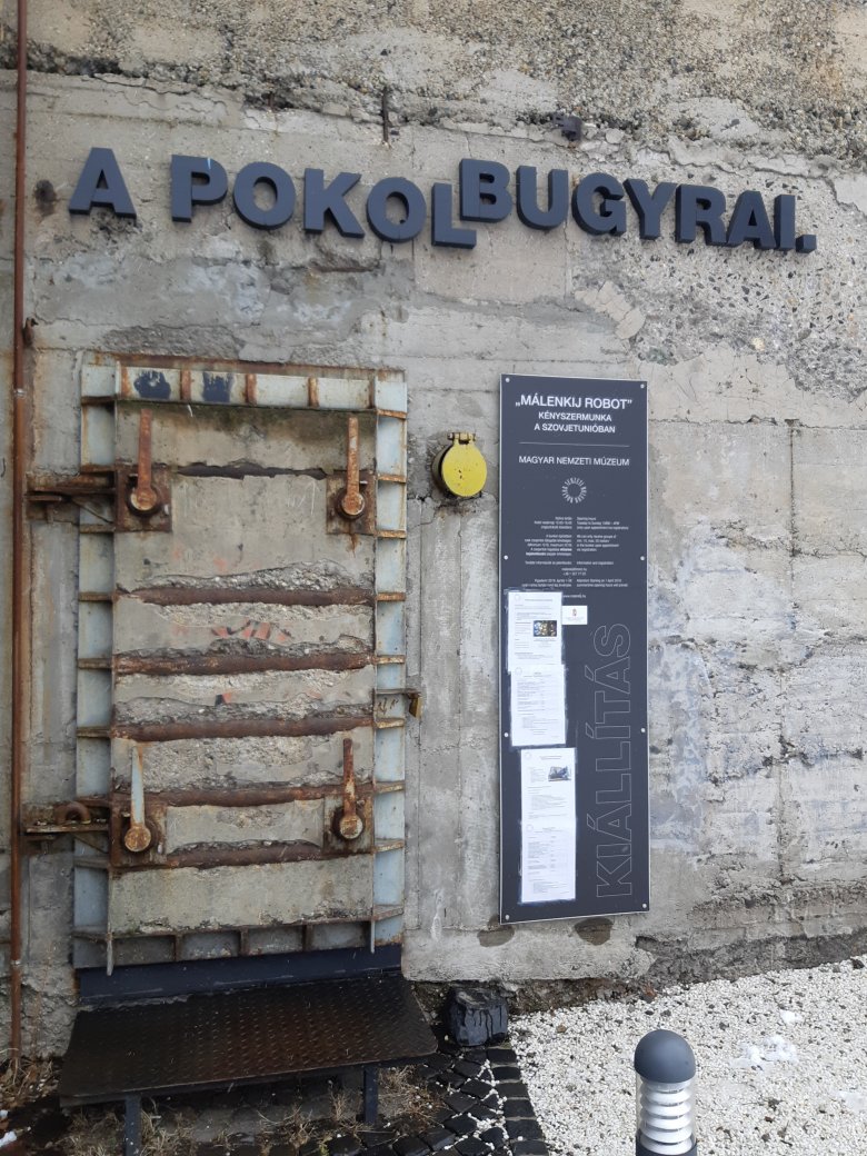 A nyílt bunkertörténeti kiállítás főbejárata •  Fotó: Dr. Ábrám Zoltán
