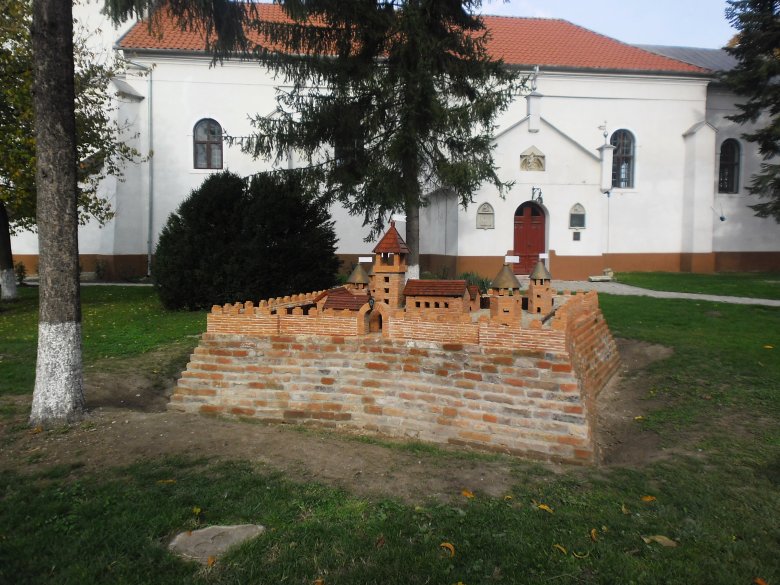 A láp egyik szigetére épült vár kicsinyített mását ma is őrzik a Zólyomiak templomának udvarán •  Fotó: Sütő Éva
