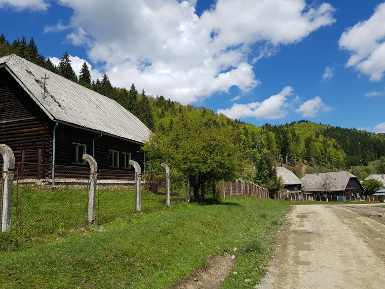 Az 1942-ben épített határőrkaszárnyák. Évek óta kihasználatlanul állnak a „senki földjén” •  Fotó: Makkay József