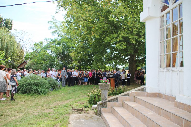 Ünneplő közösség az emléktáblaavatáson •  Fotó: Sütő Éva