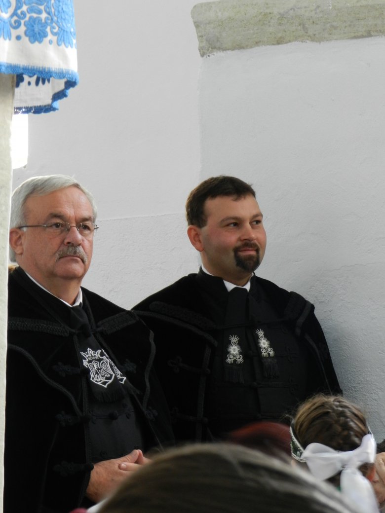 Kató Béla püspök és Nagy Sándor Tibor lelkész a felújított kidei templom hálaadó istentiszteletén •  Fotó: Kidei Református Egyházközség