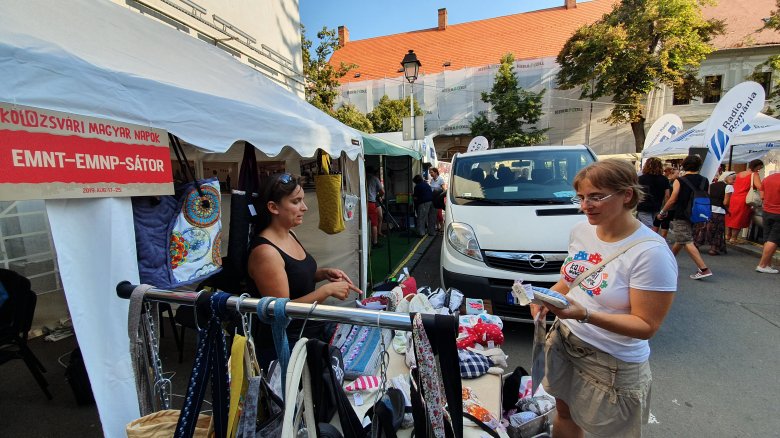 Tündérkincs-termékek a Kolozsvári Magyar Napokon. A Farkas utcai standokon rengeteg kézműves árut mutattak be •  Fotó: Facebook