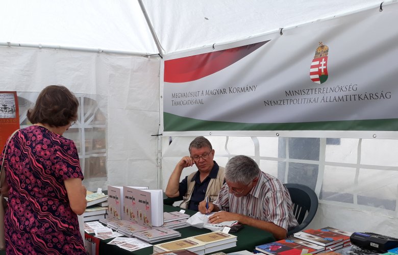 Krajnik-Nagy Károly a Kriterion Kiadó sátrában dedikálta könyvét •  Fotó: Nánó Csaba
