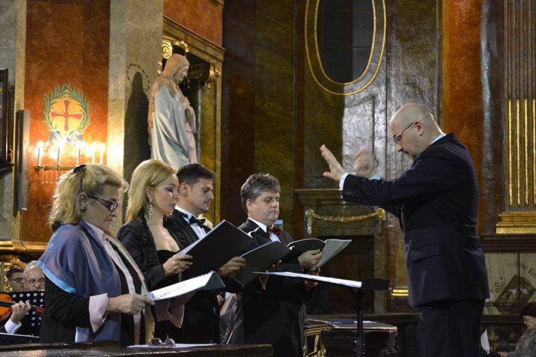 Kristófi János Zsigmond a Szent László Ének- és Zenekart vezényli •  Fotó: Szent László Ének-és Zenekar