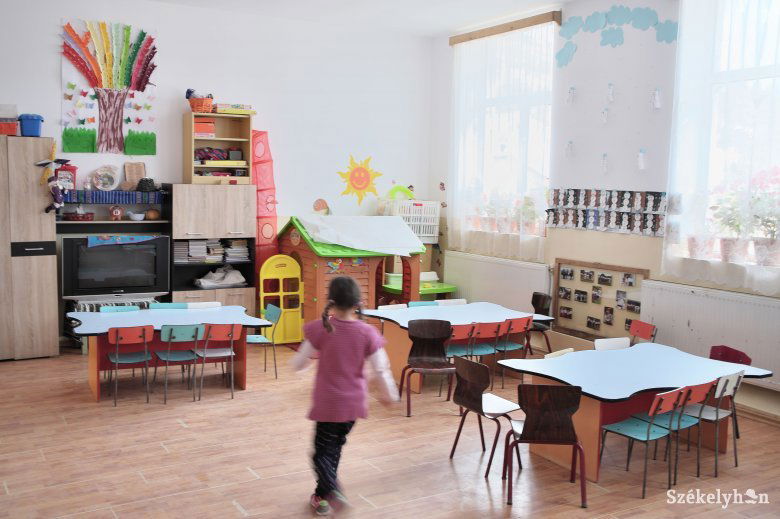 „Egy olyan faluban vagyunk, ahol nem azt érezzük, hogy román gyerekeknek oktatunk idegen nyelvet, hanem magyarul beszélő és értő gyerekeket tanítunk” •  Fotó: Veres Nándor