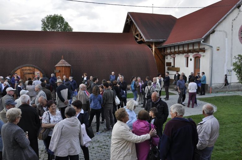 Mikházán kiépített helyszínek fogadják a szabadegyetemi előadásokra érkezőket •  Fotó: Hagyományok Háza