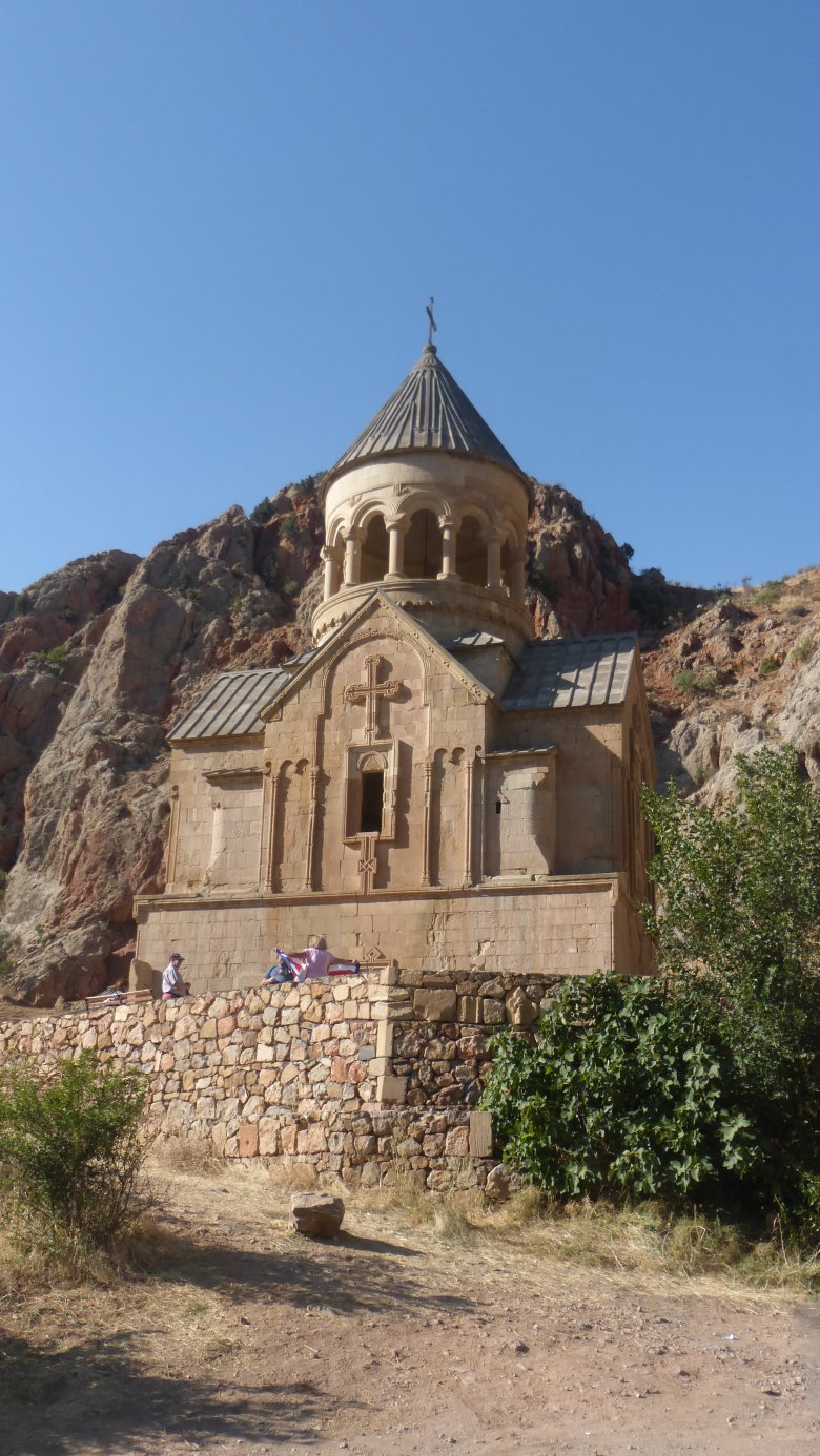 A Noravank apátság a török határ menti sivár hegyek között •  Fotó: Csermák Judit