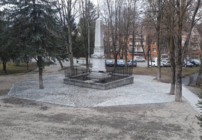 A Székely vértanúk emlékműve körüli téren a nyolcágú csillagot nyolcszögre (oktogonra) változtatták •  Fotó: Szucher Ervin