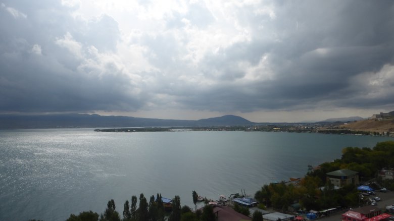 Viharfelhők a Szevan-tó felett. Örményország legszebb tava a turisták kedvenc üdülő •  Fotó: Csermák Judit