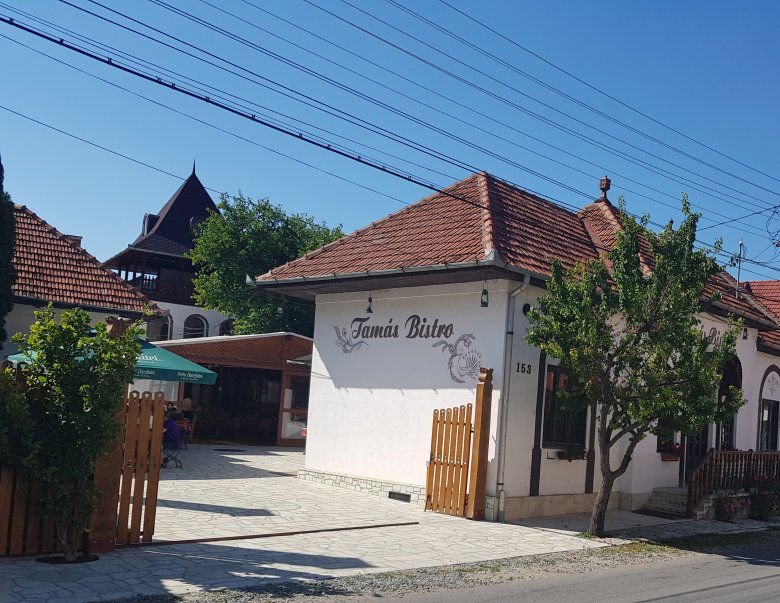 A Tamás Bisztró főbejárata Tordaszentlászló központjában •  Fotó: Makkay József